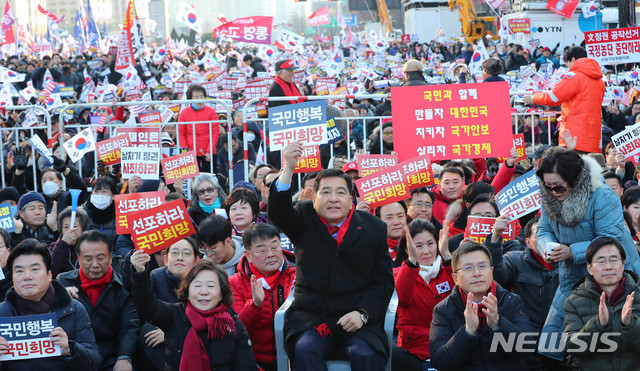 [서울=뉴시스] 장세영 기자 = 자유한국당 황교안 대표를 비롯한 심재철  원내대표와 참석자들이 3일 서울 종로구 세종문화회관 앞에서 열린 희망 대한민국 만들기 국민대회에 참석해 구호를 외치고 있다. 2020.01.03. photothink@newsis.com