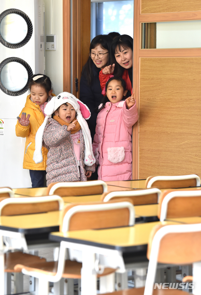[수원=뉴시스] 김종택 기자 = 초등학교 예비소집일인 3일 오후 경기도 수원시 권선구 선일초등학교에서 입학을 앞둔 어린이들이 교실을 둘러보고 있다. 2020.01.03. semail3778@naver.com