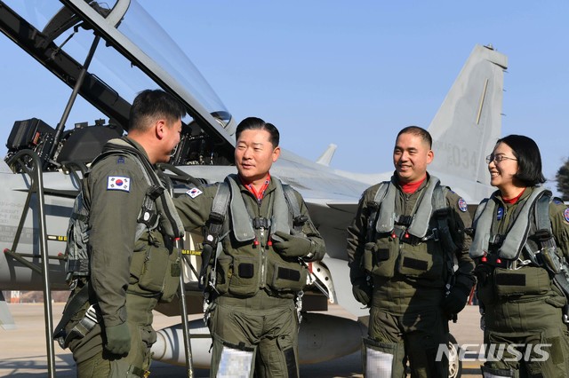 [서울=뉴시스]FA-50 지휘비행에 나선 원인철 공군참모총장이 3일 임무 조종사들과 함께 비행에 대한 의견을 나누고 있다. (사진=공군 제공) 2020.01.03. photo@newsis.com