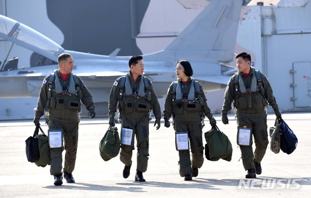 [서울=뉴시스]원인철 공군참모총장이 3일 경북에 위치한 공군 제16전투비행단에서 FA-50 지휘비행을 앞두고 임무요원들과 함께 전투기를 향해 걸어가고 있다. (사진=공군 제공) 2020.01.03. photo@newsis.com