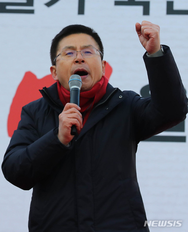 [서울=뉴시스] 장세영 기자 = 황교안 자유한국당 대표가 3일 서울 종로구 세종문화회관 앞에서 열린 희망 대한민국 만들기 국민대회에 참석해 발언을 하고 있다. 2020.01.03.&nbsp; photothink@newsis.com