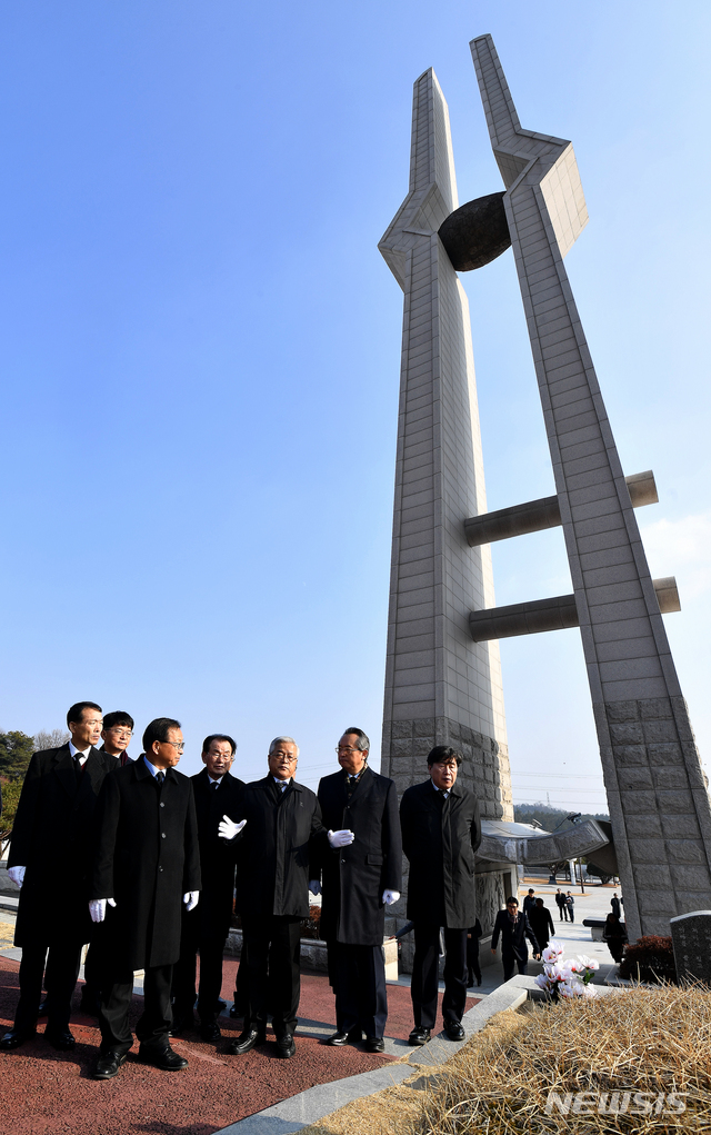 [광주=뉴시스] 신대희 기자 = 5·18민주화운동 진상규명조사위원회 위원들이 3일 오후 광주 북구 운정동 5·18 국립민주묘지에서 참배 뒤 묘역을 둘러보고 있다. 진상조사위는 특별법 시행 1년3개월만인 이날 출범을 공식 선언했다. 2020.01.03.  sdhdream@newsis.com