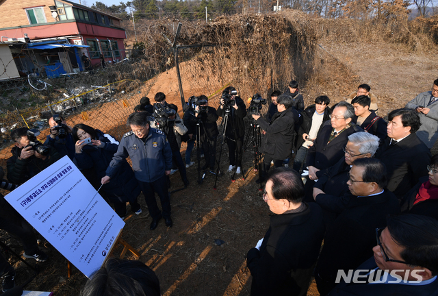 [광주=뉴시스] 신대희 기자 = 5·18민주화운동 진상규명조사위원회 위원들이 3일 오후 광주 북구 옛 광주교도소에서 법무부 관계자로부터 신원 미상 유골 발굴과 관련한 설명을 듣고 있다. 2020.01.03.sdhdream@newsis.com