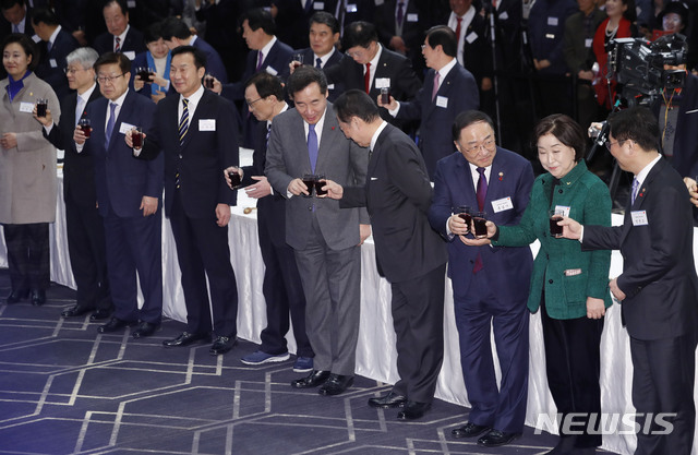 [서울=뉴시스] 최동준 기자 = 이낙연 국무총리가 3일 서울 강남구 코엑스에서 열린 대한상공회의소 주최 경제계 신년인사회에서 참석자들과 건배를 하고 있다. 왼쪽부터 박영선 중소벤처기업부 장관, 최기영 과학기술정보통신부 장관, 김영주 한국무역협회장, 손학규 바른미래당 대표, 이해찬 더불어민주당 대표, 이낙연 총리, 박용만 대한상공회의소 회장, 홍남기 경제부총리 겸 기획재정부 장관, 심상정 정의당 대표, 성윤모 산업통상자원부 장관. 2020.01.03.&nbsp;&nbsp; photocdj@newsis.com