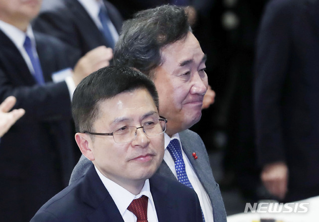 [서울=뉴시스] 최동준 기자 = 이낙연 국무총리와 황교안 자유한국당 대표가 3일 서울 강남구 코엑스에서 열린 대한상공회의소 주최 경제계 신년인사회에 참석하고 있다. 2020.01.03.&nbsp; photocdj@newsis.com