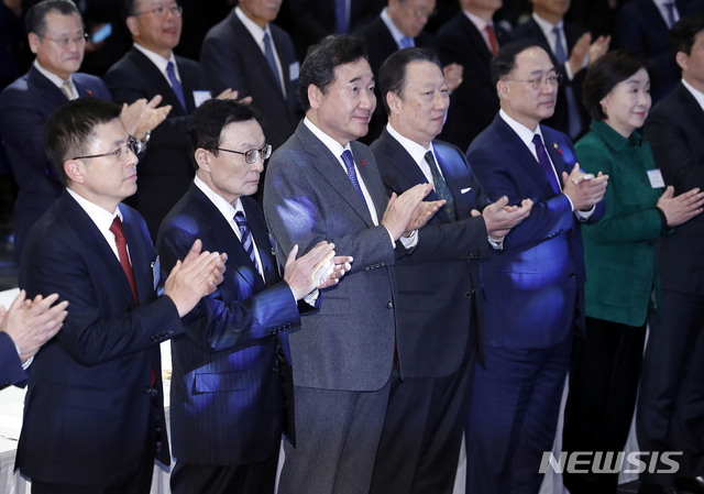 [서울=뉴시스] 최동준 기자 = 이낙연(왼쪽 세번째) 국무총리를 비롯한 참석자들이 3일 서울 강남구 코엑스에서 열린 대한상공회의소 주최 경제계 신년인사회에서 박수를 치고 있다. 왼쪽부터 황교안 자유한국당 대표, 이해찬 더불어민주당 대표, 이 총리, 박용만 대한상공회의소 회장, 홍남기 경제부총리 겸 기획재정부 장관, 심상정 정의당 대표. 2020.01.03.&nbsp; photocdj@newsis.com