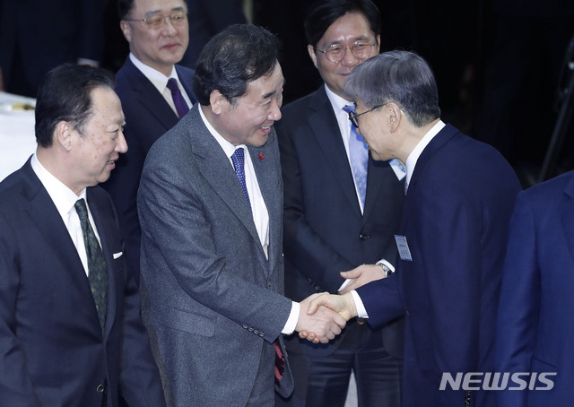 [서울=뉴시스] 최동준 기자 = 이낙연 국무총리가 3일 서울 강남구 코엑스에서 열린 대한상공회의소 주최 경제계 신년인사회에 입장하며 윤부근 삼성전자 부회장과 악수하고 있다. 2020.01.03.&nbsp;&nbsp; photocdj@newsis.com