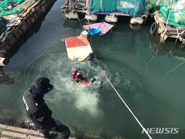 [여수=뉴시스] 송창헌 기자 = 4일 오전 11시4분께 전남 여수시 소호동 소호항 계류장 인근에서 바다로 추락한 1t 포터트럭을 해경 구조대원 등이 물밖으로 인양하고 있다. (사진=여수해경 제공) 2020.01.04 photo@newsis.com