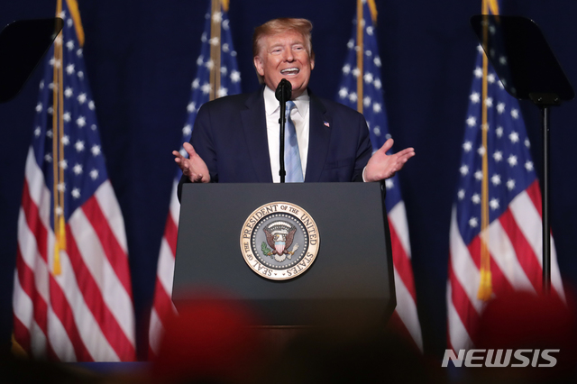[마이애미=AP/뉴시스]도널드 트럼프 미국 대통령이 3일(현지시간) 미 플로리다주 마이애미에서 열린 복음주의 지지자 집회에 참석해 연설하고 있다. 앞서 트럼프 대통령은 미군의 이라크 공격에 관해 "솔레이마니는 미국 외교관과 군인들에 대해 해로운 공격을 모의하고 있었다"며 "전쟁을 멈추기 위해 이같은 조치를 취했다"라고 밝혔다. 2020.01.04. 