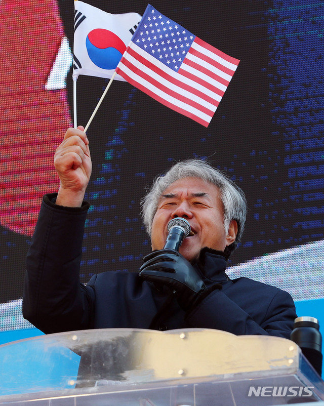 [서울=뉴시스]홍효식 기자 = 전광훈 한국기독교총연합회 대표회장이 4일 서울 종로구 교보빌딩 앞에서 문재인하야범국민투쟁본부 주최로 열린 '대한민국 바로세우기 국민대회'에 참석해 발언하고 있다. 2020.01.04.&nbsp; yesphoto@newsis.com