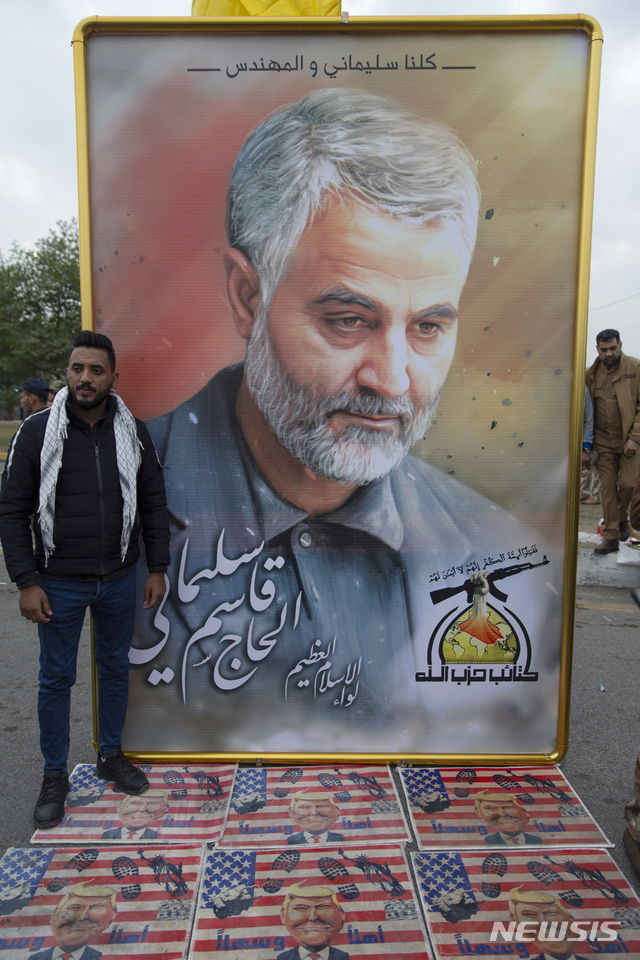 [바그다드=AP/뉴시스] 4일 한 남성이 미국의 공습으로 사망한 이란 군부 실세 카셈 솔레이마니 이란 혁명수비대 정예부대 쿠드스군 사령관의 초상화 앞에서 포즈를 취하고 있다. 2020.01.08 photo@newsis.com