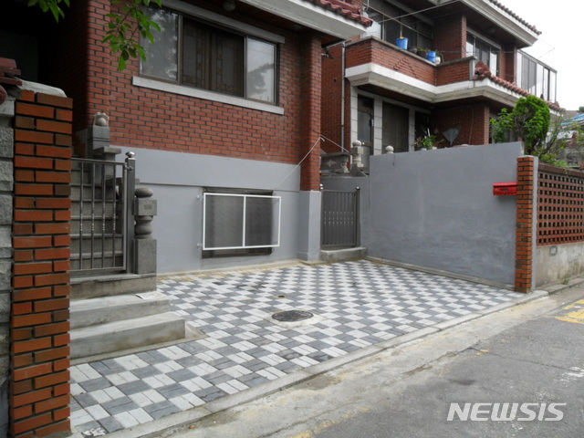 [서울=뉴시스]서울 금천구 시흥동 주택에 조성된 그린파킹 주차장 모습. 2020.01.05. (사진=금천구 제공)