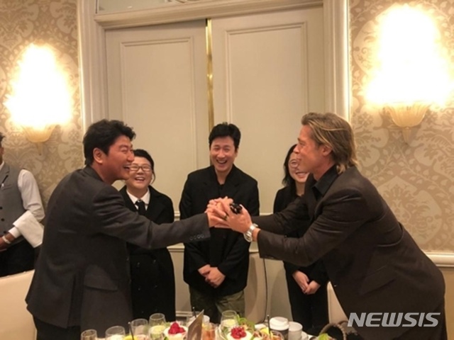 [서울=뉴시스] 할리우드 배우 브래드 피트와 배우 송강호가 악수하는 사진이 화제다. (사진=네온 트위터 화면 캡처) 2020.01.05 photo@newsis.com 