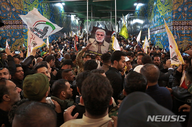  [카르발라(이라크)=AP/뉴시스]미국의 공습으로 숨진 이란 혁명수비대 쿠드스군 사령관 카셈 솔레이마니와 시아파 민병대 부사령관 아부 마흐디 알 무한디스의 장례식이 4일(현지시간) 이라크 카르발라에서 열려 지지자들이 그의 관을 옮기고 있다. 이란은 이번 미국의 공습으로 양국 간 긴장이 최고조에 달하면서 미국에 대해 '가혹한 보복'을 천명했다. 2020.01.05.&nbsp; 
