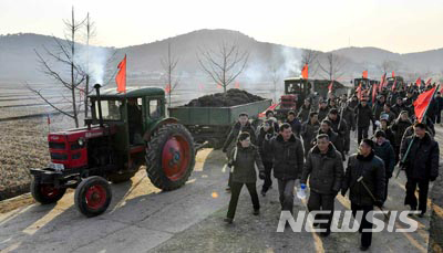 [서울=뉴시스] 북한 노동신문은 "강남군 영진협동조합에서"라는 사진을 공개하며 "농업전선은 정면돌파전의 주타격전방, 전 전선에서 새해농사차비에 진입 새해농사차비에 한사람같이 떨쳐 나섰다"고 5일 보도했다. (사진=노동신문 캡처) 2020.01.05.  photo@newsis.com