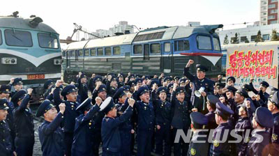 [서울=뉴시스] 북한 노동신문은 "평양기관차대에서"라는 사진을 공개하며 "당중앙위원회 제7기 제5차전원회의에서 제시된 전투적과업을 철저히 관철할 결의에 넘쳐있다"고 5일 보도했다. (사진=노동신문 캡처) 2020.01.05.  photo@newsis.com