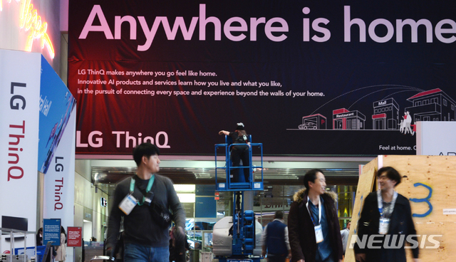 [서울=뉴시스] 추상철 기자 =LG전자는 오는 7일 미국 라스베이거스에서 개막하는 세계 최대 IT가전 전시회 CES 2020에서 ‘더 나은 삶을 위한 혁신(Innovation for a Better Life)’을 슬로건으로 내걸고 LG 씽큐(ThinQ) 기반의 인공지능 가전을 대거 선보인다고 5일 밝혔다. 사진은 전시회가 열리는 라스베이거스 컨벤션센터(LVCC)에 설치한 LG 씽큐 광고판. (사진=LG전자 제공) 2020.01.05.&nbsp; photo@newsis.com