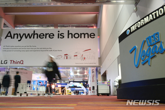 [서울=뉴시스] 추상철 기자 =LG전자는 오는 7일 미국 라스베이거스에서 개막하는 세계 최대 IT 가전 전시회 CES 2020에서 ‘더 나은 삶을 위한 혁신(Innovation for a Better Life)’을 슬로건으로 내걸고 LG 씽큐(ThinQ) 기반의 인공지능 가전을 대거 선보인다고 5일 밝혔다. 사진은 전시회가 열리는 라스베이거스 컨벤션센터(LVCC)에 설치한 LG 씽큐 광고판. (사진=LG전자 제공) 2020.01.05.&nbsp; photo@newsis.com 