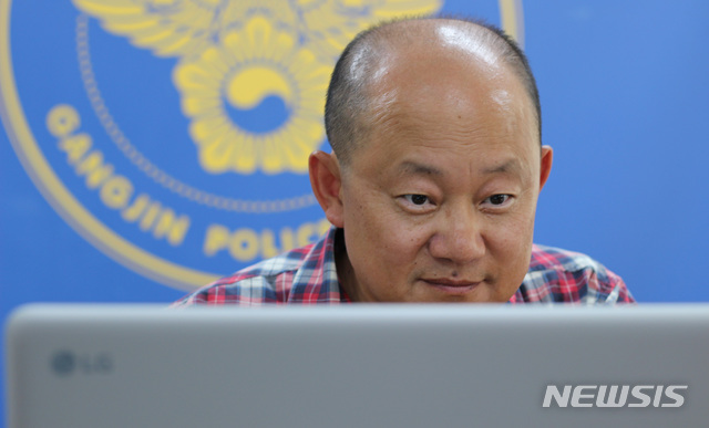 [광주=뉴시스] 전남경찰청 과학수사계 범죄분석팀장 차운 경감이 지난 2018년 강진 여고생 실종사건 당시 범죄분석회의에 참석한 모습. (사진=독자 제공) 2020.01.05.photo@newsis.com