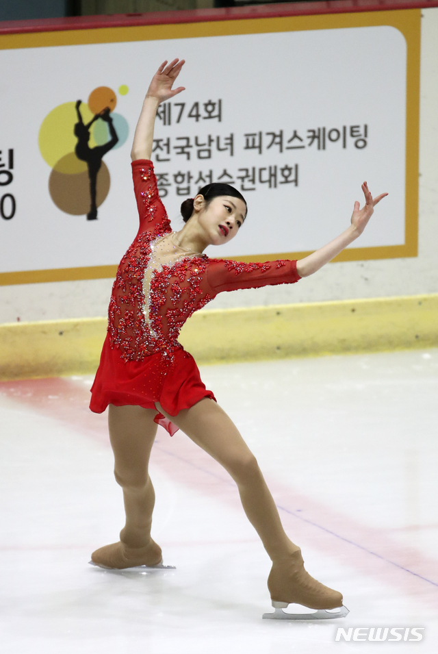[의정부=뉴시스] 고범준 기자 = 5일 경기도 의정부시 의정부실내빙상장에서 열린 KB금융 코리아 피겨스케이팅 챔피언십 2020(제74회 전국남녀 피겨스케이팅 종합선수권대회) 여자 싱글 1그룹 프리 스케이팅 경기에서 이해인(한강중학교)이 멋진 연기를 펼치고 있다. 2020.01.05. bjko@newsis.com