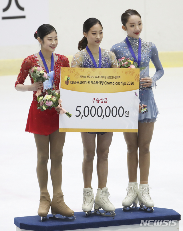[의정부=뉴시스] 고범준 기자 = 5일 경기도 의정부시 의정부실내빙상장에서 열린 KB금융 코리아 피겨스케이팅 챔피언십 2020(제74회 전국남녀 피겨스케이팅 종합선수권대회)경기에서 금메달을 차지한 유영(가운데)이 이해인(2위 왼쪽), 김예림(3위)과 함께 기념촬영을 하고 있다. 2020.01.05. bjko@newsis.com