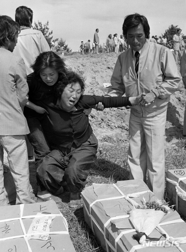 [광주=뉴시스]변재훈 기자 = 1980년 5·18민주화운동 과정에서 광주 금남로에서 계엄군의 총에 맞아 숨진 김완봉(당시 15세) 군의 어머니가 아들의 관 앞에서 오열하고 있는 모습. (사진=뉴시스 DB) 2020.01.05.photo@newsis.com