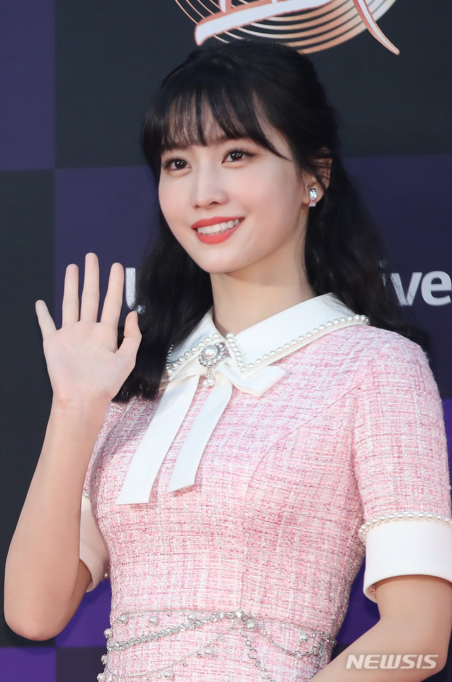 [서울=뉴시스]조수정 기자 = 그룹 트와이스 모모가 5일 오후 서울 구로구 고척스카이돔에서 열린 제34회 골든디스크 어워즈 음반부문 시상식에서 레드카펫으로 입장하고 있다. 2020.01.05. chocrystal@newsis.com