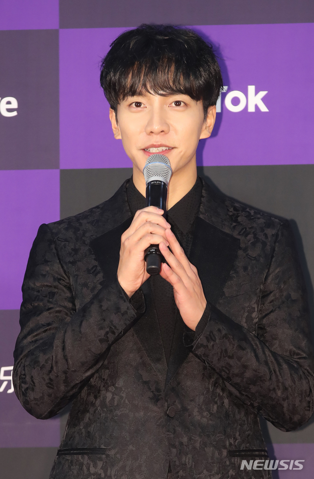 [서울=뉴시스]조수정 기자 =&nbsp; 5일 오후 서울 구로구 고척스카이돔에서 열린 제34회 골든디스크 어워즈 음반부문 시상식에서 MC를 맡은 가수 겸 배우 이승기가 레드카펫으로 입장하고 있다. 2020.01.05. chocrystal@newsis.com