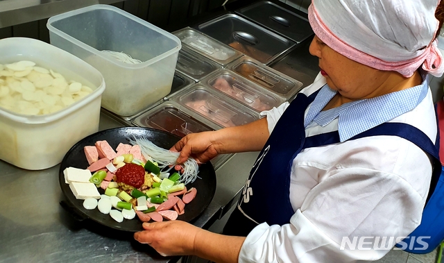 의정부 부대찌개 전용 무쇠 냄비에 햄, 소시지, 두부, 익은 김치, 다진 고기, 불린 당면, 떡 등 재료 등이 담기고 있다.  