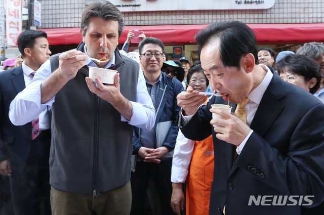 지난 2016년 의정부를 찾은 마크 리퍼트 주한 미국 대사가 안병용 의정부시장과 함께 의정부 부대찌개 거리에서 부대찌개를 시식하고 있다.