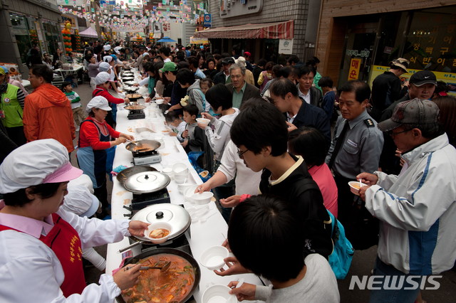 의정부 부대찌개 거리에서 매년 열리는 '부대찌개 축제'에서 의정부시민뿐만 아니라 전국에서 몰려든 관광객들이 부대찌개 맛을 보고 있다. 