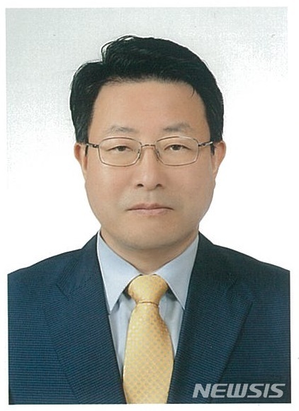 [산청=뉴시스] 김윤근 경남한방항노화연구원 산업소재개발팀장.