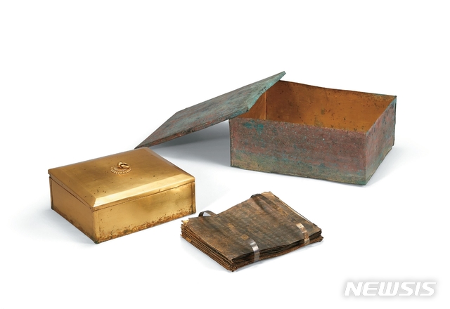 [익산=뉴시스] 강명수 기자 =국립익산박물관은 오는 10일 개관을 맞아 왕궁리 오층석탑 사리장엄구를 전시한다고 6일 밝혔다. 사진 금동제 경판내함, 도금 은제금강반야바라밀경판, 주칠 금동제 경판외함. (사진 =국립익산박물관 제공) 2020.01.06.photo@newsis.com 