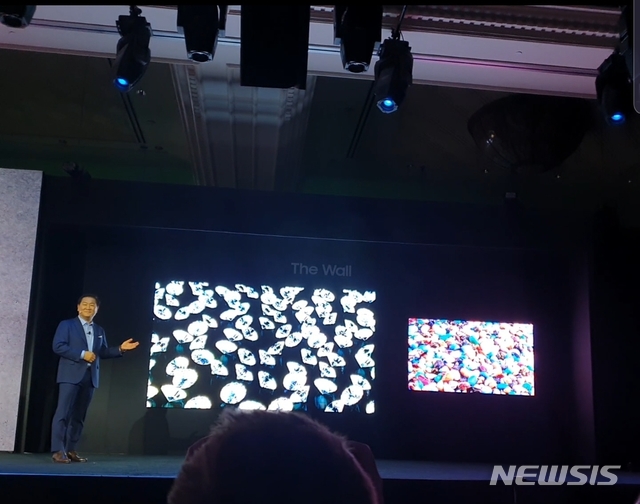 [라스베이거스=뉴시스] 삼성전자 VD(영상디스플레이) 사업부장 한종희 사장이 5일(현지시간) 미국 라스베이거스 시저스 팰리스 호텔에서 열린 '삼성 퍼스트 룩 2020(Samsung First Look 2020)' 행사에서 발표하고 있다. 2020.01.05.(사진=고은결 기자)