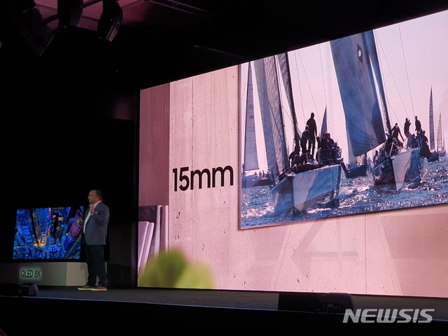 [라스베이거스=뉴시스] 삼성전자 미국법인 CE 책임자 조 스틴지아노(Joe Stinziano) 전무가 5일(현지시간) 미국 라스베이거스 시저스 팰리스 호텔에서 열린 '삼성 퍼스트 룩 2020(Samsung First Look 2020)' 행사에서 발표하고 있다. 2020.01.05.(사진=고은결 기자)