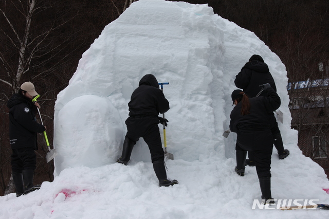 [태백=뉴시스]김태식 기자 = 제27회 태백산 눈축제의 시작을 알리는 '전국 대학생 눈조각 경연대회'가 6일 태백산국립공원 당골광장 일원에서 열리고 있다.2020.01.06.&nbsp; newsenv＠newsis.com 