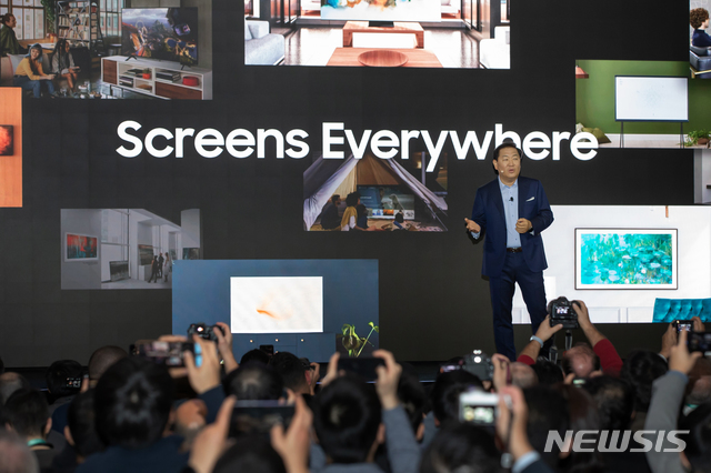 [라스베이거스=뉴시스] 삼성전자 VD(영상디스플레이) 사업부장 한종희 사장이 5일(현지시간) 미국 라스베이거스 시저스 팰리스 호텔에서 열린 '삼성 퍼스트 룩 2020(Samsung First Look 2020)' 행사에서 발표하고 있다. 2019.01.06.(사진=삼성전자 제공)