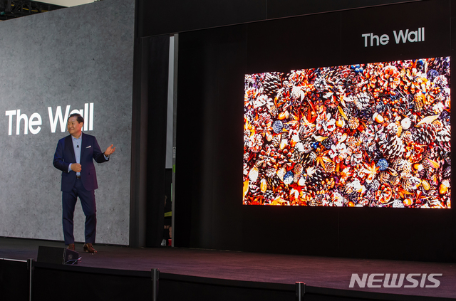 [라스베이거스=뉴시스] 삼성전자 VD(영상디스플레이) 사업부장 한종희 사장이 5일(현지시간) 미국 라스베이거스 시저스 팰리스 호텔에서 열린 '삼성 퍼스트 룩 2020(Samsung First Look 2020)' 행사에서 발표하고 있다. 2019.01.06.(사진=삼성전자 제공)