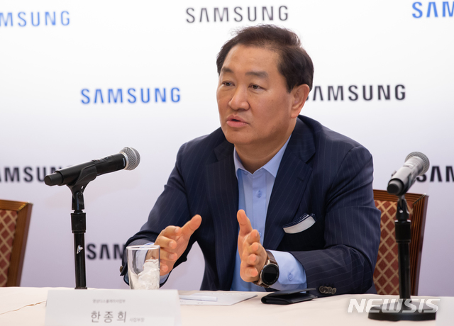 [라스베이거스=뉴시스] 한종희 영상디스플레이사업부 사장이 5일(현지시간) 미국 라스베이거스 시저스 팰리스 호텔에서 열린 '삼성 퍼스트 룩 2020(Samsung First Look 2020)' 행사 이후 진행된 기자간담회에서 말하고 있다. 2019.01.05.(사진=삼성전자 제공)