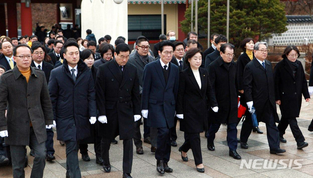 [광주=뉴시스]맹대환 기자 = 심상정 정의당 대표 등 당 지도부가 6일 오전 광주 북구 국립5·18민주묘지에 참배하기 위해 묘역에 들어서고 있다. (사진=정의당 제공) 2020.01.06photo@newsis.com