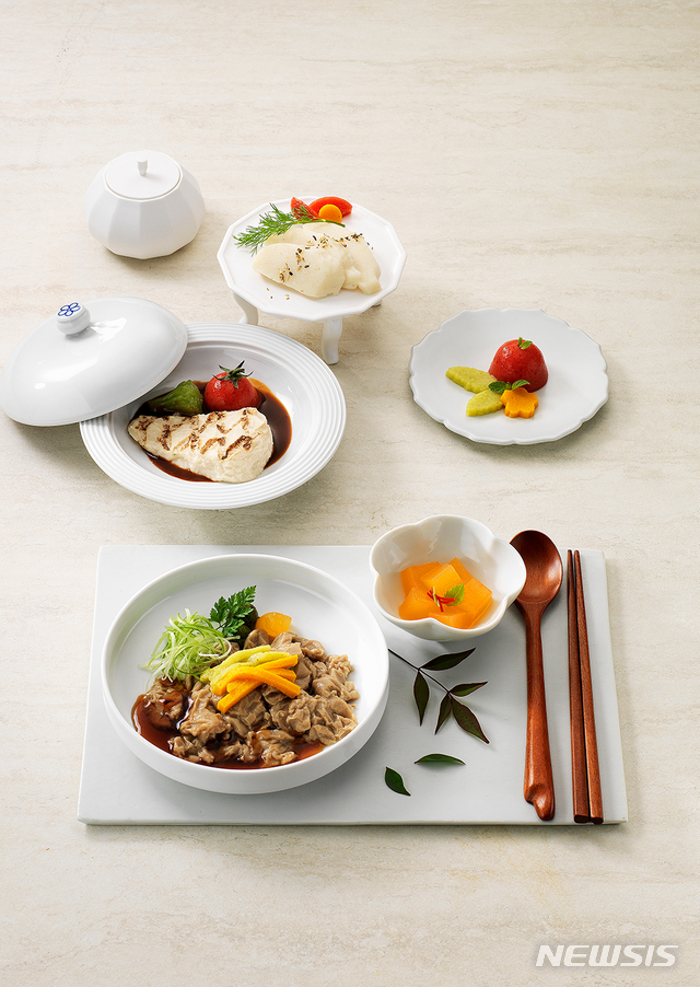 [서울=뉴시스] 신세계푸드의 케어푸드 브랜드 '이지밸런스' 신제품을 활용한 상차림