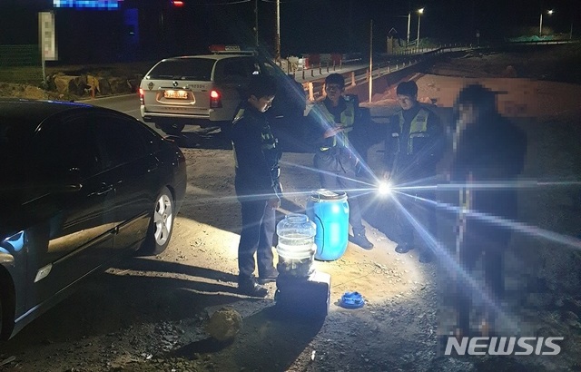 [울산=뉴시스]안정섭 기자 = 울산해양경찰서가 최근 어촌마을 공동어장 내 수산물 절도 의심 신고가 증가하자 대책 마련에 나섰다. 사진은 최근 수산물 절도 의심 신고를 받고 출동해 현장 확인 중인 울산해경 관계자들. 2020.01.06. (사진=울산해양경찰서 제공)photo@newsis.com