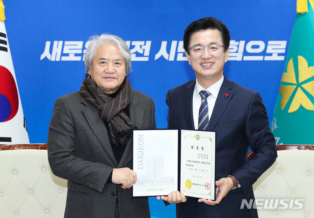 [대전=뉴시스]조명휘 기자 = 허태정(오른쪽) 대전시장이 6일 오후 시청 응접실에서 ㈜건축사사무소 한울건축 대표인 이성관 건축가를 초대 '총괄건축가'로 위촉한 뒤 기념사진을 찍고 있다. (사진=대전시 제공), 2020.01.06 photo@newsis.com