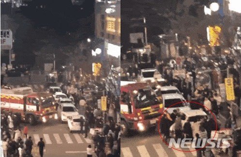 [용인=뉴시스] 2019년 12월24일 경기 용인시 기흥구 한 골목길에서 소방차량을 막은 불법 주정차 차량을 시민들이 옮기고 있다. 2020.1.6.(사진=경기도소방재난본부 제공) photo@newsis.com