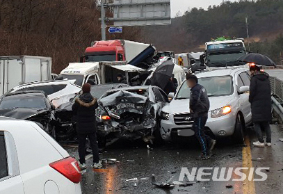 [합천=뉴시스]차용현 기자 = 6일 오전 경남 합천군 대양면 초계마을 인근 국도에서 블랙아이스가 원인으로 추정되는 사고가 발생해 차량 40여 대가 추돌했다. (사진=경남소방제공) 2020.01.06.  photo@newsis.com