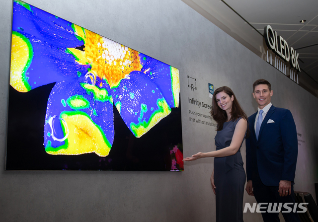 [서울=뉴시스]모델이 삼성전자 QLED 8K 85형 신제품을 소개하고 있다. (사진=삼성전자 제공) 2020.01.06. photo@newsis.com