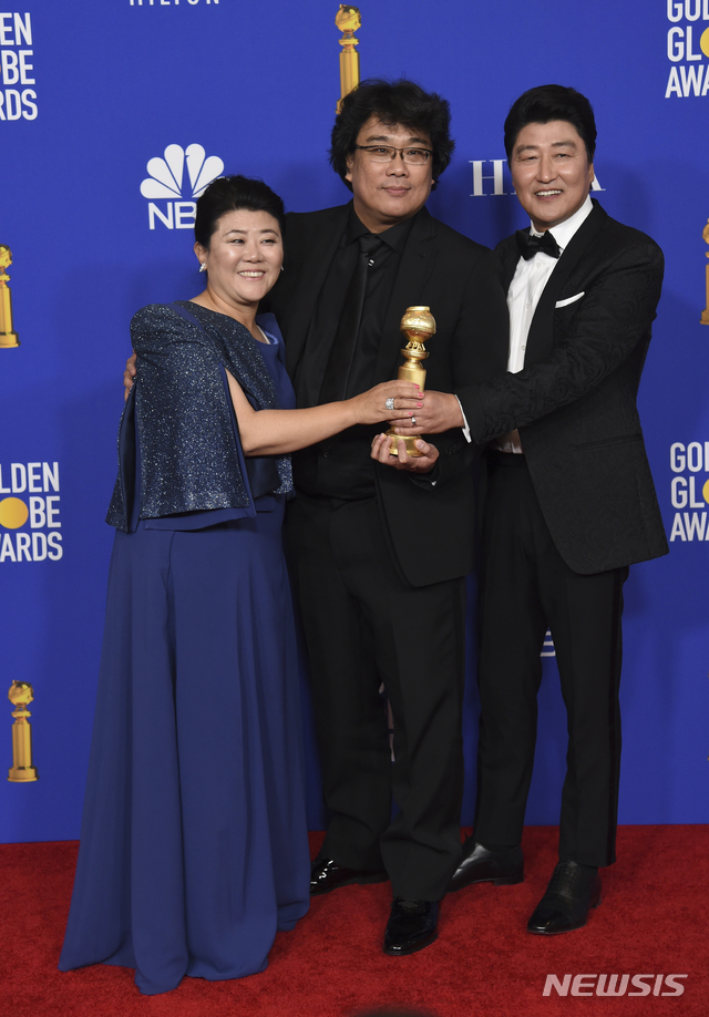  [로스앤젤레스=AP/뉴시스]봉준호(가운데) 감독이 5일(현지시간) 미 캘리포니아주 로스앤젤레스 베벌리힐스의 베벌리 힐튼호텔에서 열린 제77회 골든글로브 시상식에서 영화 '기생충'으로 외국어 영화상을 받은 후 출연 배우 이정은, 송강호와 함께 기념촬영을 하고 있다. 2020.01.06. 