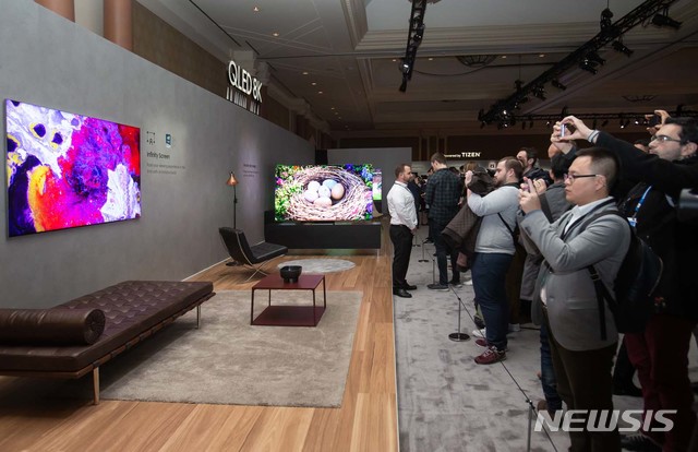 [서울=뉴시스]전 세계 기자들이 5일(현지시간) 미국 라스베이거스에서 열린 삼성 퍼스트 룩 행사에 참가해 삼성전자 2020년형 QLED 8K 신제품을 살펴보고 있다. (사진=삼성전자 제공) 2020.01.06. photo@newsis.com
