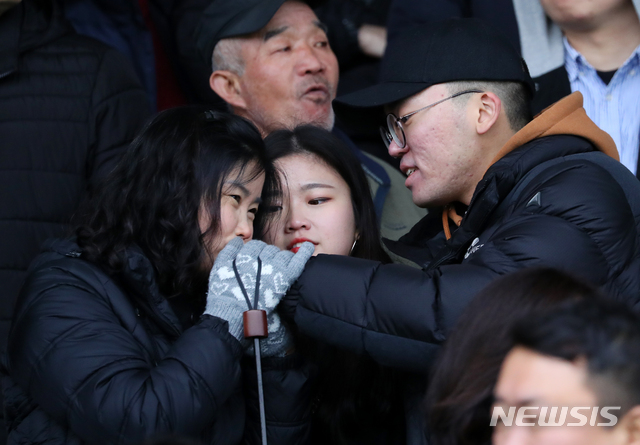 [논산=뉴시스]전신 기자 = 6일 충남 논산 육군훈련소 입영심사대에서 열린 새해 육군 현역 첫 입영 행사에서 한 입대 장병이 가족들과 인사하고 있다. 2020.01.06. photo1006@newsis.com