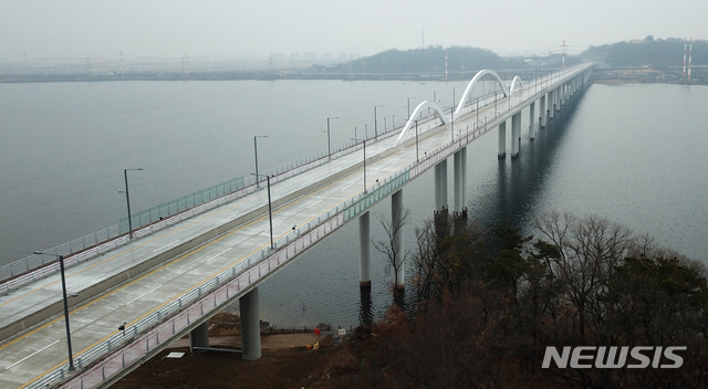 [평택=뉴시스] 김종택 기자 = 경기도 평택시 팽성읍 본정리에서 포승읍 신영리까지 11.69km 구간을 잇는 평택 국제대교가 준공을 앞두고 제 모습을 보이고 있다.평택국제대교는 지난 2017년 8월 다리 총 길이 1천350m 가운데 405m를 시공한 상태에서 팽성읍 진입구간 240m 상판이 붕괴되는 사고가 발생해 모든 공사가 중단됐었다. (사진= 뉴시스 DB)